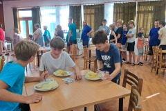 Šachové soustředění v Horním Bradle  - v jídelně [28. 8. 2024]