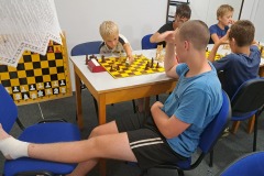 Šachové soustředění v Horním Bradle  - večerní blitz (...ten pocit, když vás obehraje prcek, co ani nedosáhne na druhý konec šachovnice :o)) [28. 8. 2024]