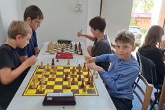 Šachové soustředění v Horním Bradle - 5. kolo táborového turnaje [30. 8. 2024]